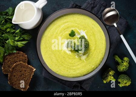 Crème de brocoli soupe dans le bol sur le tableau blanc. Banque D'Images