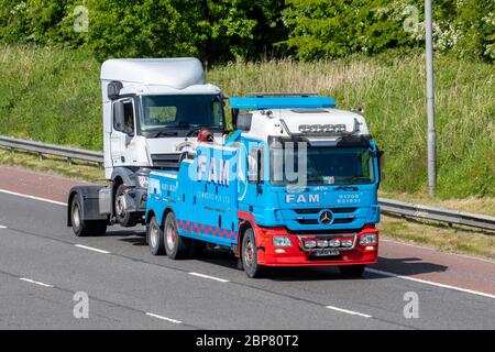 FAM spots Ltd; transport camions de livraison, camion, transport, camion, porte-cargaison, véhicule Actros, industrie européenne du transport commercial sur la M6 à Manchester, Royaume-Uni Banque D'Images