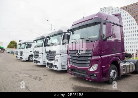 MINSK, BELARUS 21.09.2019: Vente de nouveaux camions Mercedes dans un concessionnaire automobile, transport Banque D'Images