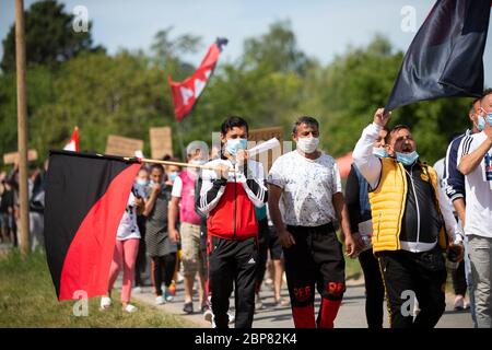 Bornheim, Allemagne. 18 mai 2020. Les pêcheurs de la ferme d'asperges Ritter protestent contre les abus, les mauvais paiements et les conditions de leur logement. Les travailleurs de la récolte d'une ferme d'asperges dans le district de Rhein-Sieg protestent depuis la semaine dernière et ont temporairement cessé de travailler. Crédit : Thomas Banneyer/dpa/Alay Live News Banque D'Images