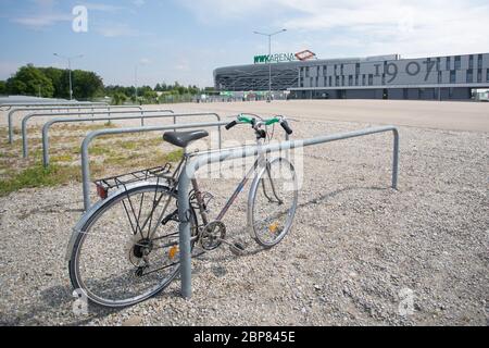 Augsbourg, Allemagne. 16 mai 2020. Un vélo est stationné dans le parking vide, devant la WWK Arena. Le match FC Augsburg - VfL Wolfsburg, comme tous les matches de la Ligue allemande de football, aura lieu sans spectateurs en raison de la pandémie de Corona. Crédit : Tom Weller/dpa/Alay Live News Banque D'Images