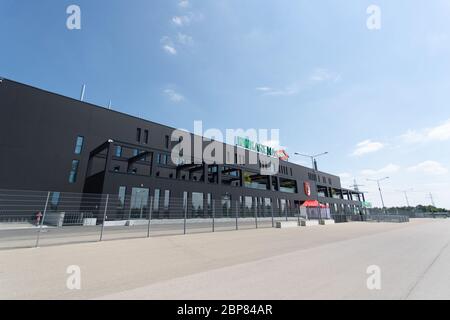 Augsbourg, Allemagne. 16 mai 2020. La piste du stade de la WWK Arena est vide. Le match entre le FC Augsburg et le VfL Wolfsburg, comme tous les matches de la Ligue allemande de football, aura lieu sans spectateurs en raison de la pandémie de corona. Crédit : Tom Weller/dpa/Alay Live News Banque D'Images