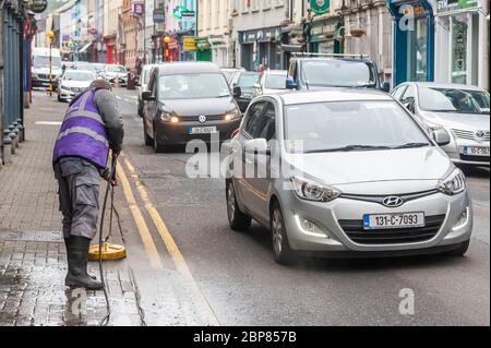 Bandon, West Cork, Irlande. 18 mai 2020. Ce matin, Bandon a fait nettoyer la rue principale en profondeur, dans le cadre de la phase de « retour aux affaires » de sortie du confinement de Covid-19, Soft Clean Group a été chargé d'effectuer la tâche à Bandon. Robert Healy, un employé, doux nettoie la rue. Crédit : AG News/Alay Live News Banque D'Images