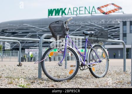 Augsbourg, Allemagne. 16 mai 2020. Un vélo est stationné dans le parking vide, devant la WWK Arena. Le match FC Augsburg - VfL Wolfsburg, comme tous les matches de la Ligue allemande de football, aura lieu sans spectateurs en raison de la pandémie de Corona. Crédit : Tom Weller/dpa/Alay Live News Banque D'Images