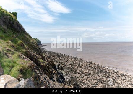 Bristol-May-2020-England-la vue sur la rivière et la mer à clevedon avec les rochers et la boue épaisse menant au bord de l'eau Banque D'Images