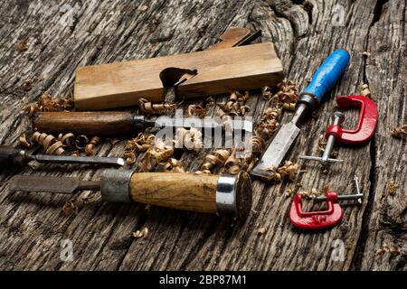 outils de menuisier sur table en bois sombre de pin. Banque D'Images