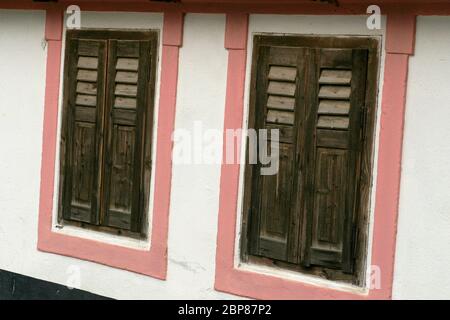 Sibiu Comté, Roumanie. Fenêtres d'une ancienne maison avec volets en bois fermés. Banque D'Images