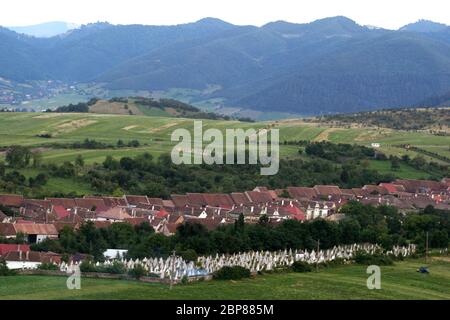 Sibiu, Transylvanie, Roumanie. Paysage avec maisons et cimetière du vieux village d'Orlat. Banque D'Images