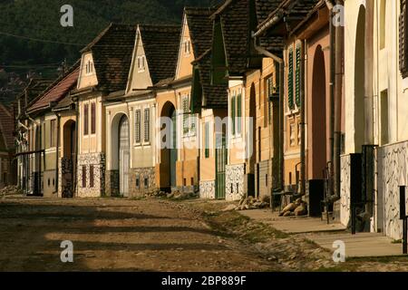 Maisons saxonnes voisines datant de plusieurs siècles dans un petit village du comté de Sibiu, en Roumanie. Banque D'Images