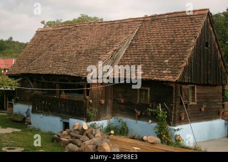 Maison traditionnelle en bois avec porche et toit en tuiles dans le comté de Sibiu, Transylvanie, Roumanie Banque D'Images