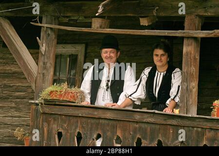 Couple vêtu de costumes roumains traditionnels de Sibiu (Transylvanie, Roumanie). Banque D'Images