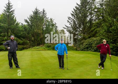 Clonakilty, West Cork, Irlande. 18 mai 2020. Le Clonakilty Golf Club a rouvert aujourd'hui dans le cadre de la sortie du Covid-19 Lockdown. Mark Buckley, Declan Soden et Vinny Foran ont profité du premier jour de retour aux fairways tout en conservant leurs distances sociales. Crédit : AG News/Alay Live News Banque D'Images