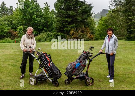 Clonakilty, West Cork, Irlande. 18 mai 2020. Le Clonakilty Golf Club a rouvert aujourd'hui dans le cadre de la sortie du Covid-19 Lockdown. Joan Stapleton et Marie Kerr, membres du club de golf, ont profité du premier jour de retour aux fairways tout en conservant leurs distances sociales. Crédit : AG News/Alay Live News Banque D'Images