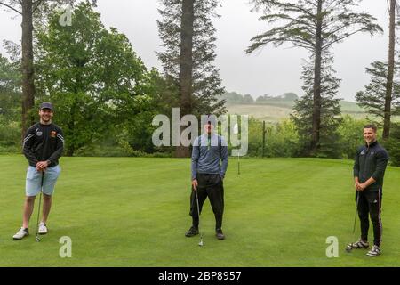 Clonakilty, West Cork, Irlande. 18 mai 2020. Le Clonakilty Golf Club a rouvert aujourd'hui dans le cadre de la sortie du Covid-19 Lockdown. Sean Ryan, Ross Mannix et Owen DeEasy ont profité du premier jour de retour aux fairways tout en conservant leurs distances sociales. Crédit : AG News/Alay Live News Banque D'Images