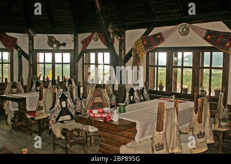 Sibiu, Transylvanie, Roumanie. Intérieur d'un restaurant au décor rustique roumain. Banque D'Images