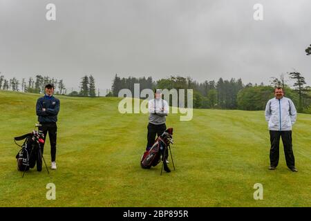 Clonakilty, West Cork, Irlande. 18 mai 2020. Le Clonakilty Golf Club a rouvert aujourd'hui dans le cadre de la sortie du Covid-19 Lockdown. Les membres du club de golf Darragh et Paul Holland et Owen Ryan ont profité du premier jour de retour aux fairways tout en conservant leurs distances. Crédit : AG News/Alay Live News Banque D'Images