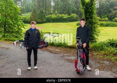 Clonakilty, West Cork, Irlande. 18 mai 2020. Le Clonakilty Golf Club a rouvert aujourd'hui dans le cadre de la sortie du Covid-19 Lockdown. Les membres du club de golf Lorcan O'Leary et Connall Cullinane ont profité du premier jour de retour aux fairways tout en conservant leurs distances. Crédit : AG News/Alay Live News Banque D'Images