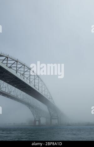 Brouillard entourant deux ponts sur la rivière. Chemin menant à l'avenir inconnu de sortir de la brume. Banque D'Images