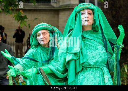 Une « Brigade verte » d'artistes faisant partie de manifestants de la rébellion d'extinction à Londres, Royaume-Uni Banque D'Images