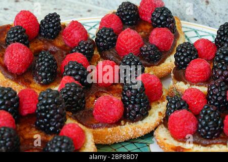 Tartes à framboises et à blackberry sur des beignets de pommes Banque D'Images