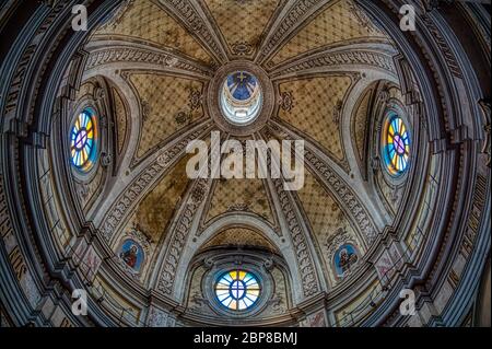 Intérieur dans l'église de Santa Caterina à Asti montrant le dôme Banque D'Images