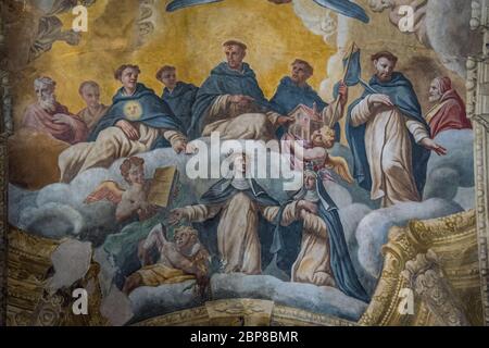 Vue sur les magnifiques peintures de la cathédrale d'Asti Banque D'Images