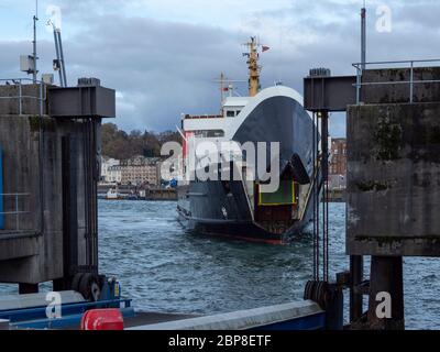 Ferry CalMac, station d'accueil de l'île d'Arran au terminal de ferry d'Oban, avec ouverture de porte-papillon. Oban, Argyll et Bute, Écosse Banque D'Images