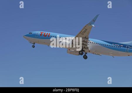 Décollage du Boeing 767-300 de TUI à l'aéroport international de Corfou Banque D'Images