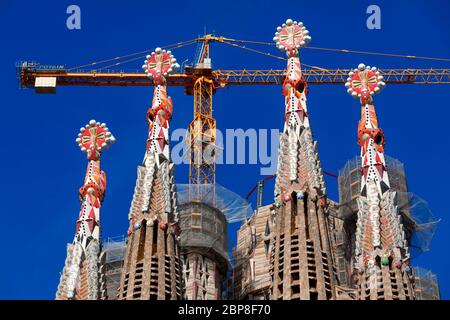 Barcelone, Espagne - 02. 27. 2020 Sagrada Familia, l'église chrétienne conçue par Gaudi en construction - 4 tours détail avec grue Banque D'Images