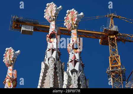 Barcelone, Espagne - 02. 27. 2020 Sagrada Familia, l'église chrétienne conçue par Gaudi en construction - 4 tours détail avec grue Banque D'Images