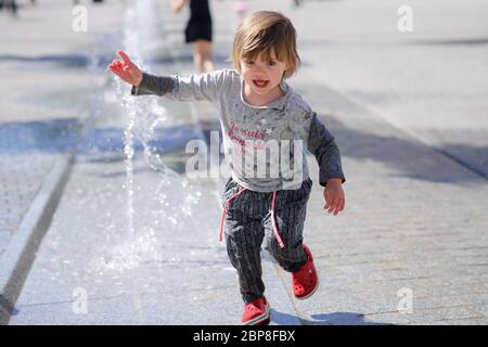 Bruxelles, Belgique. 18 mai 2020. Un enfant joue à l'extérieur à Bruxelles, Belgique, le 18 mai 2020. La Belgique est entrée lundi dans la phase 2 de la déconditionnement, les écoles ouvrant leurs cours à certains grades dans des conditions organisationnelles strictes. Crédit: Zhang Cheng/Xinhua/Alay Live News Banque D'Images