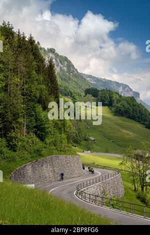 Linthtal, GL / Suisse - 17 mai 2020 : vue verticale de la route sinueuse de Klausenpass dans les Alpes suisses, au-dessus du village alpin idyllique de Linth Banque D'Images