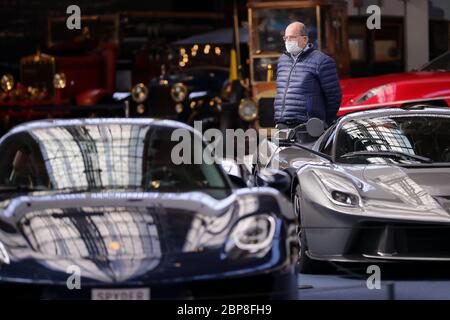 Bruxelles, Belgique. 18 mai 2020. Un homme portant un masque visite l'Autoworld à Bruxelles, Belgique, le 18 mai 2020. La Belgique est entrée lundi dans la phase 2 de la déconditionnement, les écoles ouvrant leurs cours à certains grades dans des conditions organisationnelles strictes. Crédit: Zhang Cheng/Xinhua/Alay Live News Banque D'Images