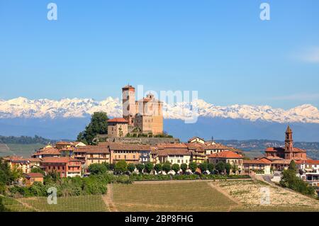 Petite ville de Serralunga D'Alba avec château médiéval sur les collines des Langhe dans le Piémont, en Italie. Banque D'Images