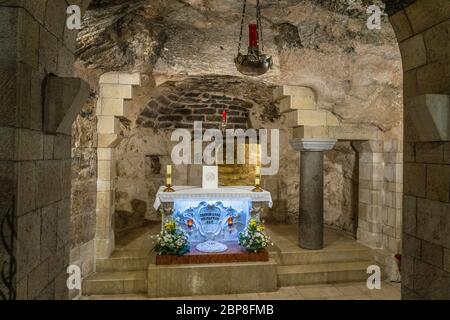 Israël, Galilée, Nazareth, le niveau inférieur de l'Église ou de la basilique de l'Annonciation contient la grotte appelée la Grotte sainte traditionnellement considérée comme la maison de Marie à Nazareth avant son mariage à Joseph et le site de l'annonce par l'Ange Gabriel. Banque D'Images