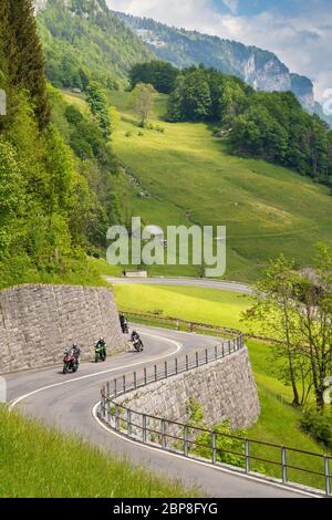 Linthtal, GL / Suisse - 17 mai 2020 : vue verticale de la route sinueuse de Klausenpass dans les Alpes suisses, au-dessus du village alpin idyllique de Linth Banque D'Images