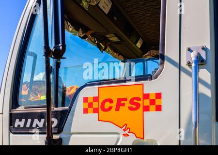 Adelaide Hills, Australie méridionale - 9 février 2020 : fragment de porte de camion du Service d'incendie de pays d'Australie méridionale avec logo CFS au centre sur un vif Banque D'Images