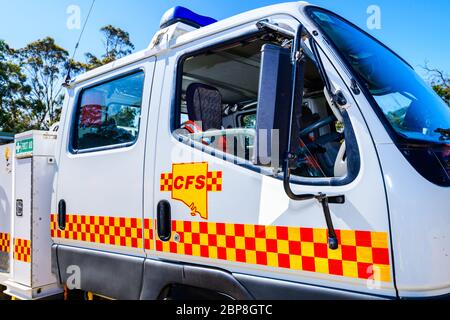 Adelaide Hills, Australie méridionale - 9 février 2020 : fragment de porte de camion du Service d'incendie de pays d'Australie méridionale avec logo CFS au centre sur un vif Banque D'Images