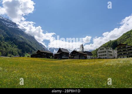 Elm, GL / Suisse - 17 mai 2020 : village historique et église d'Elm dans le canton de Glaris, au coeur des Alpes suisses Banque D'Images