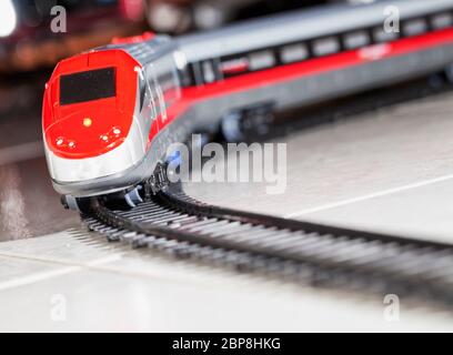Petit train plus de fer, de l'image horizontale, diagonale dynamique Banque D'Images