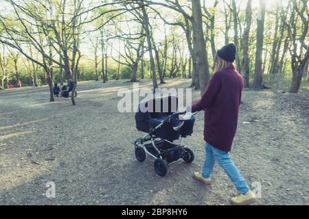 Une mère pousse un double pram à Streatham Common le 13 avril 2020 dans le sud de Londres, en Angleterre. Photo © Sam Mellish Banque D'Images