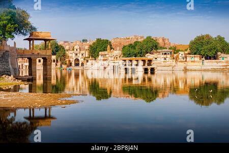 Gadi Sagar (Gadisar Lake) est l'une des plus importantes attractions touristiques dans la région de Jaisalmer, Rajasthan, Inde du Nord. Temples sculptés artistiquement et shrin Banque D'Images