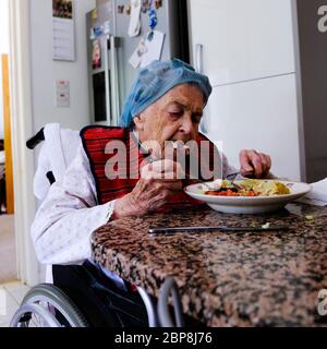 Femme âgée manger seul, auto-isolement pendant le verrouillage du coronavirus britannique, manger UN repas Banque D'Images