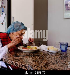 Femme âgée manger seul, auto-isolement pendant le verrouillage du coronavirus britannique, manger UN repas Banque D'Images