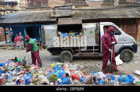 Katmandou, Népal. 18 mai 2020. Les travailleurs de l'assainissement portant une robe de protection collectent les ordures lors du confinement national en raison de l'épidémie de COVID-19 à Katmandou, capitale du Népal, le 18 mai 2020. Crédit : Sunil Sharma/ZUMA Wire/Alay Live News Banque D'Images