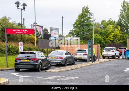 Irvine, Royaume-Uni. 18 mai 2020. Le magasin de restauration rapide KFC (Kentucky Fried Chicken) a fourni à son personnel des EPI et a ouvert le service de drive-in, ce qui s'avère très populaire auprès des clients du centre commercial voisin. Le restaurant a fermé ses portes fin mars et attend les instructions du gouvernement écossais quant à la date d'ouverture du siège. Crédit : Findlay/Alay Live News Banque D'Images