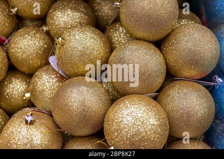 texture de boules brillantes dorées de noël. Décoration de Noël pour le nouvel an et Noël. Gros plan. Mise au point douce. Banque D'Images