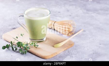 Une tasse de verre de Latte de matcha frais, thé vert avec lait Banque D'Images