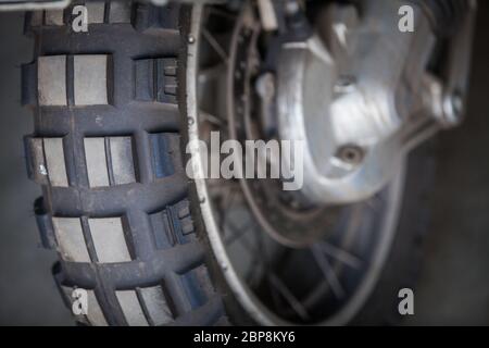 Gros plan d'une roue arrière de moto, pneu à crampons avec. Banque D'Images