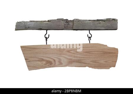 Panneau en bois vierge suspendu sur une planche en bois isolée sur fond blanc. Objet avec masque. Banque D'Images